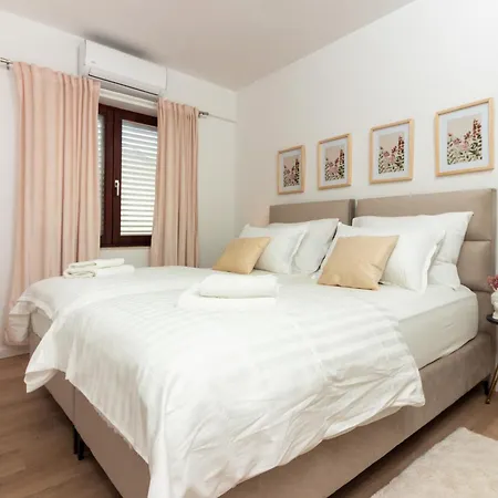 Apartment Golden Split